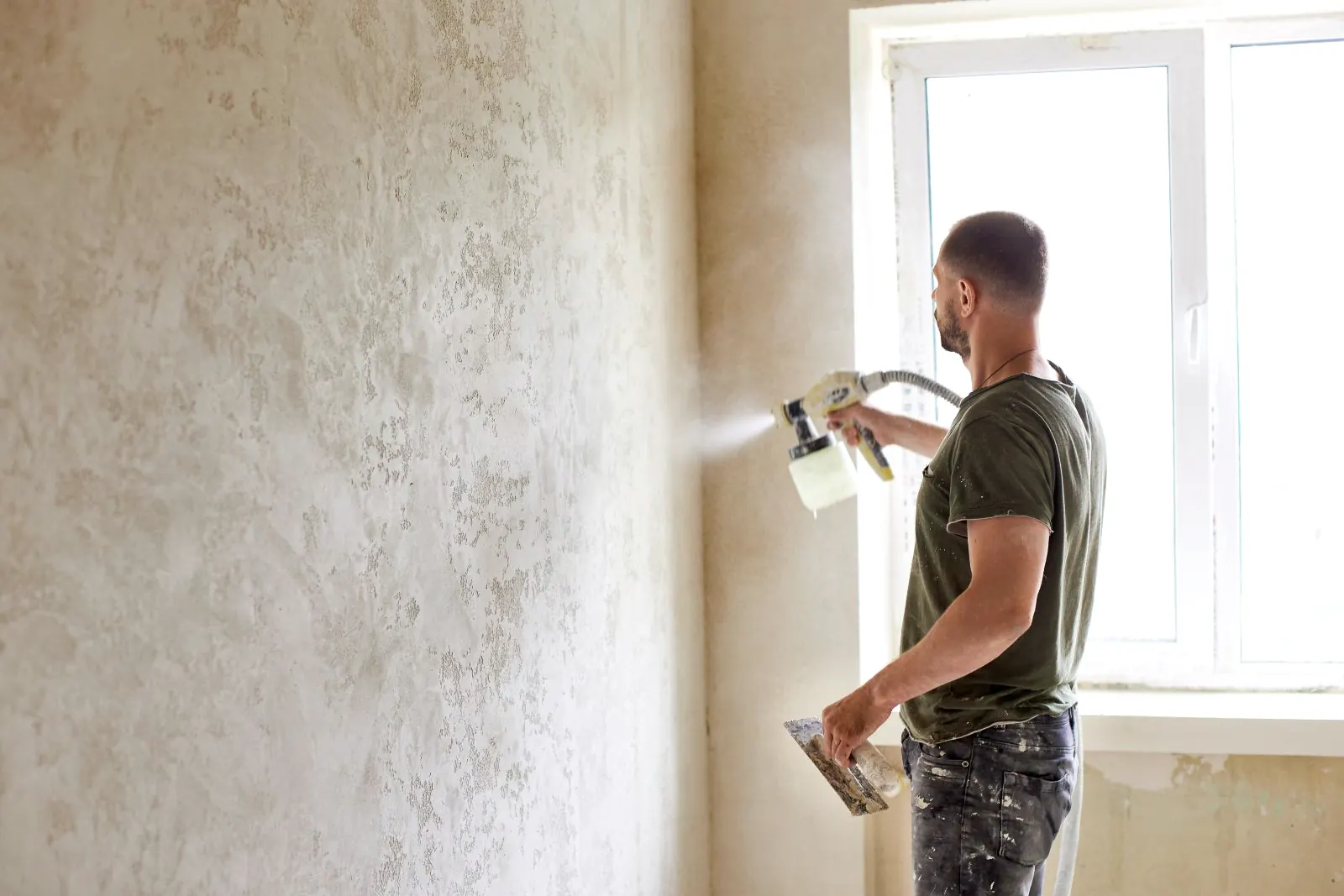 Pintor trabajando en el interior de una vivienda vacía en Pamplona