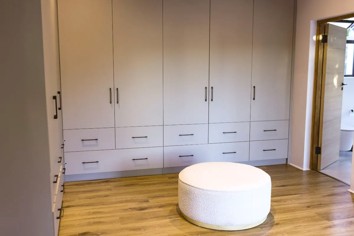 Lacar puertas y armarios en una vivienda de Pamplona y comarca